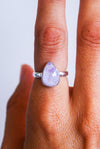Anillo gota de piedra luna rosa en plata de ley