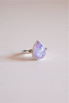 Anillo gota de piedra luna rosa en plata de ley