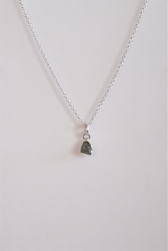 COLGANTE MINI DE MOLDAVITA EN PLATA DE LEY