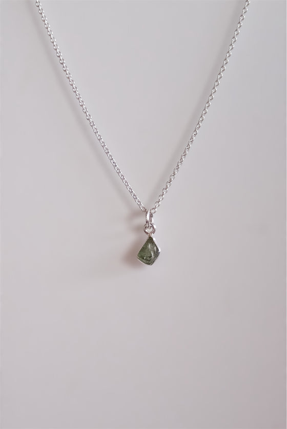 COLGANTE MINI DE MOLDAVITA EN PLATA DE LEY