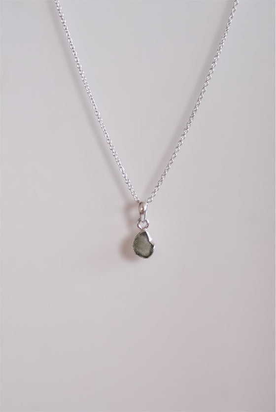 COLGANTE MINI DE MOLDAVITA EN PLATA DE LEY