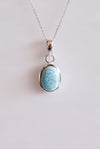 Colgante ovalado de larimar en plata de ley