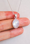 COLGANTE OVALADO DE PIEDRA LUNA EN PLATA DE LEY