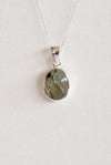 Colgante de piedra sol verde en plata de ley