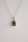 Colgante mediano de moldavita en bruto y plata de ley