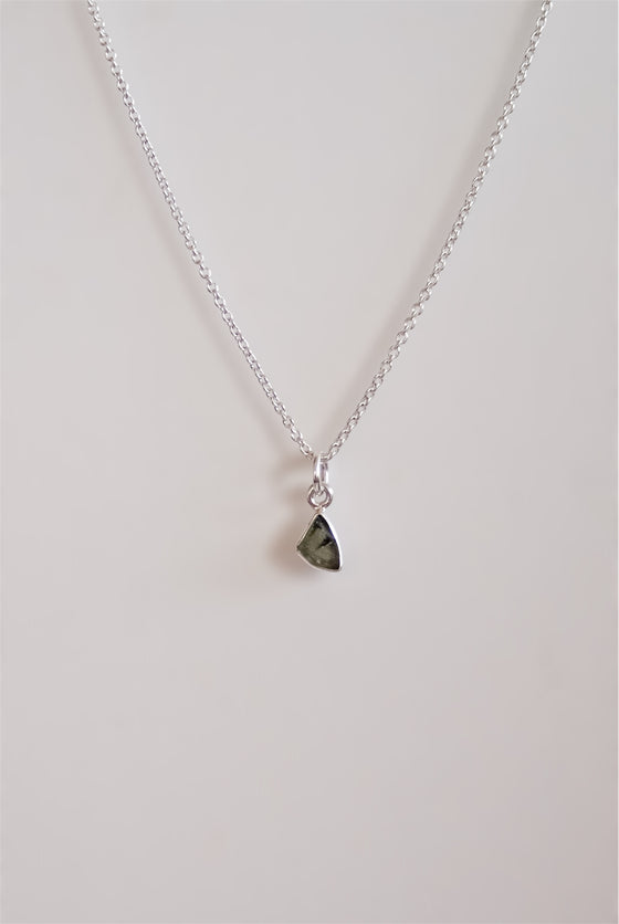 COLGANTE MINI DE MOLDAVITA EN PLATA DE LEY