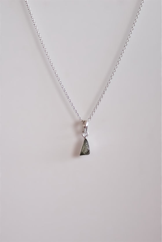 COLGANTE MINI DE MOLDAVITA EN PLATA DE LEY