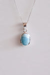 Colgante ovalado de larimar en plata de ley