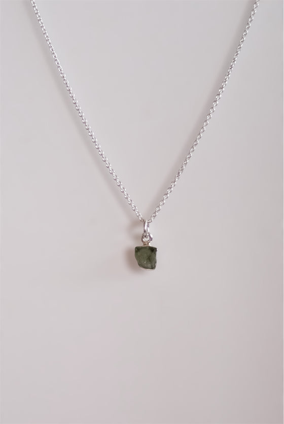 COLGANTE MINI DE MOLDAVITA EN PLATA DE LEY