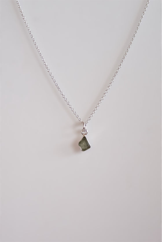 COLGANTE MINI DE MOLDAVITA EN PLATA DE LEY