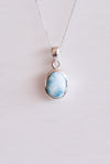 Colgante ovalado de larimar en plata de ley