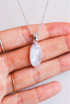 COLGANTE OVALADO DE PIEDRA LUNA EN PLATA DE LEY