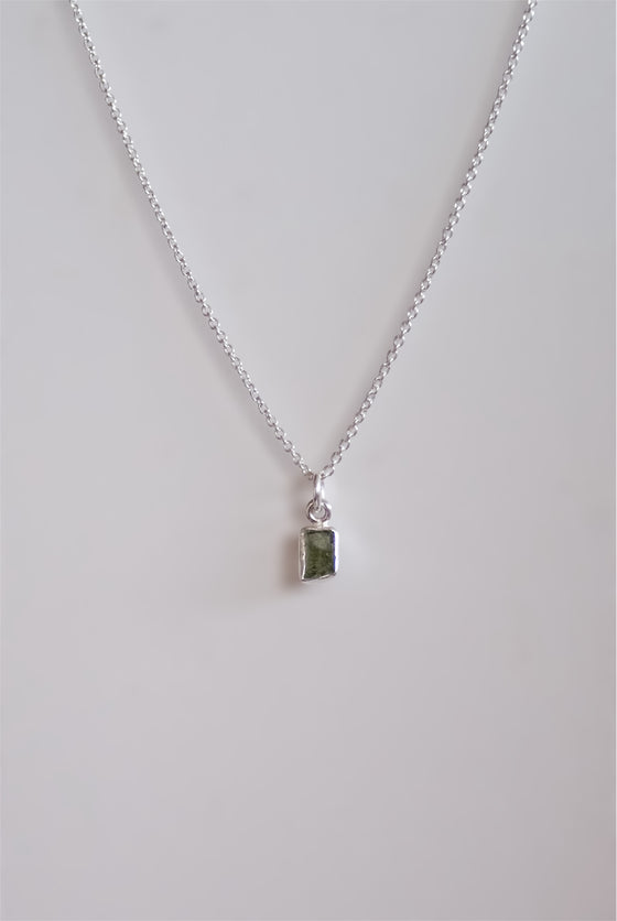 COLGANTE MINI DE MOLDAVITA EN PLATA DE LEY