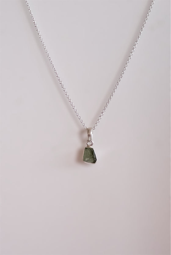 COLGANTE MINI DE MOLDAVITA EN PLATA DE LEY
