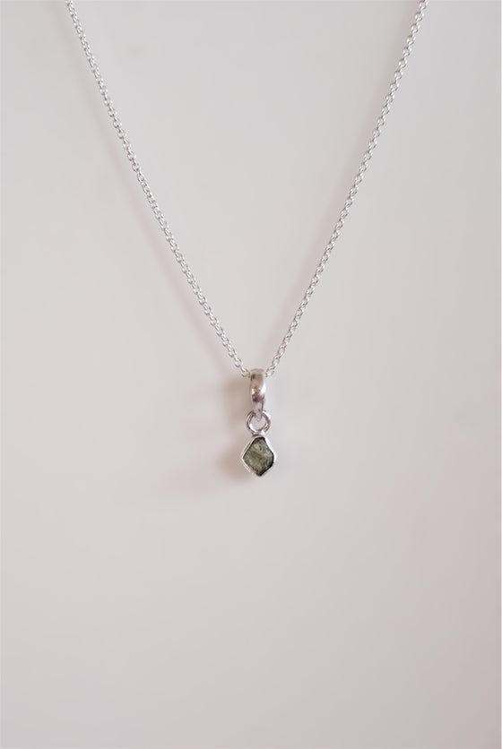 COLGANTE MINI DE MOLDAVITA EN PLATA DE LEY