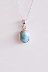 Colgante ovalado de larimar en plata de ley