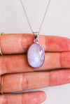 Colgante ovalado de piedra luna rosa en plata de ley