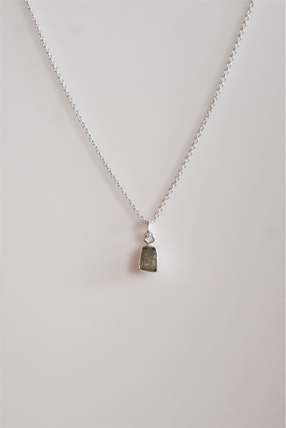 COLGANTE MINI DE MOLDAVITA EN PLATA DE LEY