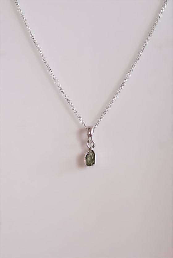 COLGANTE MINI DE MOLDAVITA EN PLATA DE LEY