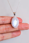 COLGANTE OVALADO DE PIEDRA LUNA EN PLATA DE LEY