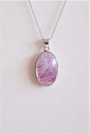 Colgante ovalado de piedra luna rosa en plata de ley