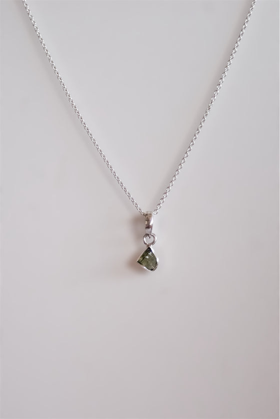 COLGANTE MINI DE MOLDAVITA EN PLATA DE LEY