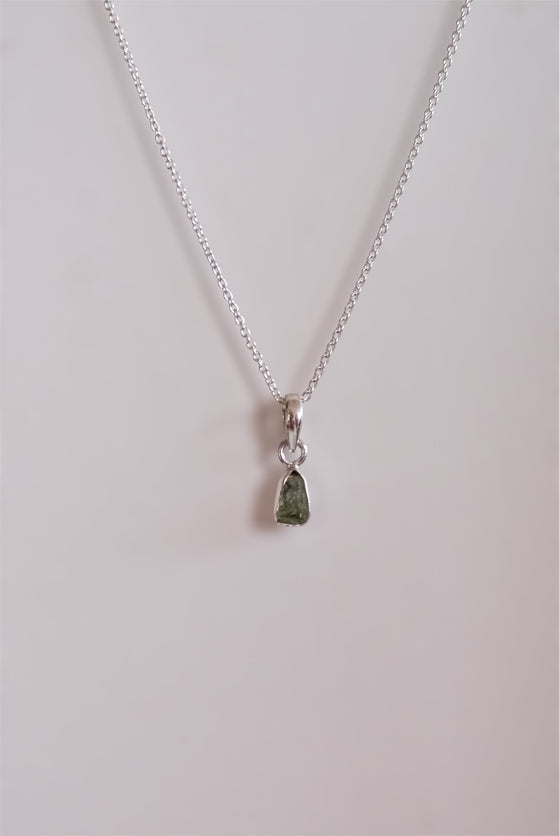COLGANTE MINI DE MOLDAVITA EN PLATA DE LEY