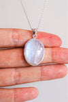 COLGANTE OVALADO DE PIEDRA LUNA EN PLATA DE LEY
