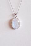 COLGANTE OVALADO DE PIEDRA LUNA EN PLATA DE LEY