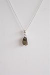Colgante mediano de moldavita en bruto y plata de ley