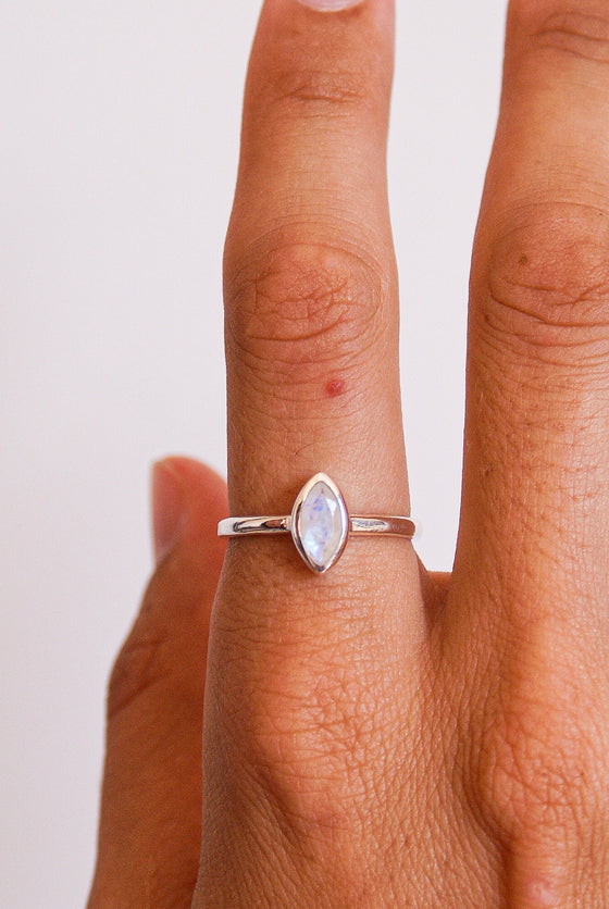 ANILLO AURA PIEDRA LUNA PLATA DE LEY