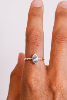  Anillo aura de topacio azul en plata