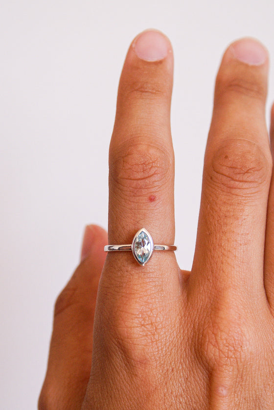 Anillo aura de topacio azul en plata