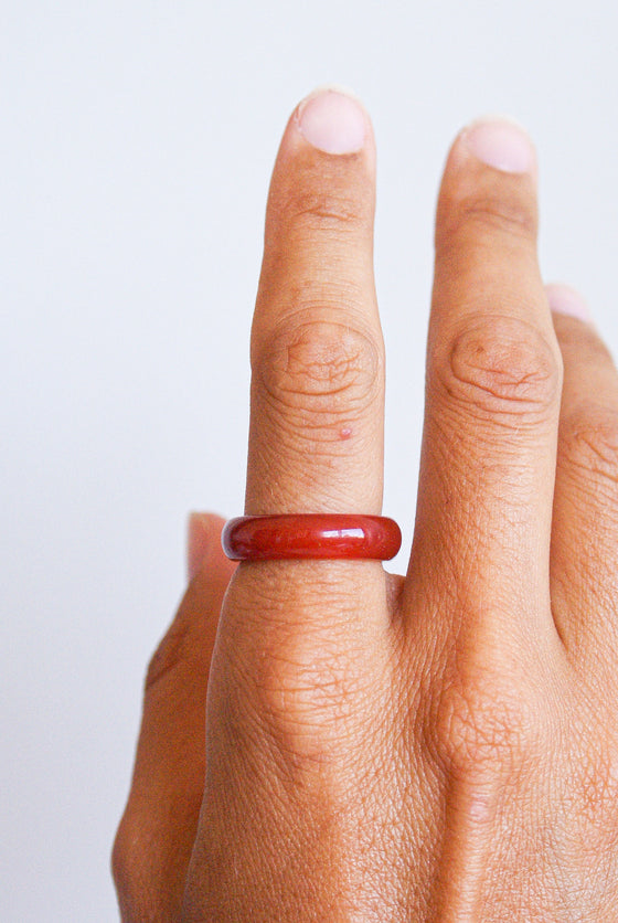 Anillo banda mineral ágata teñida