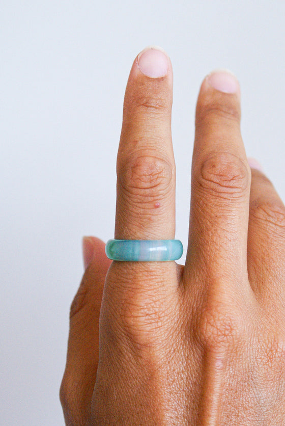 Anillo banda mineral ágata teñida