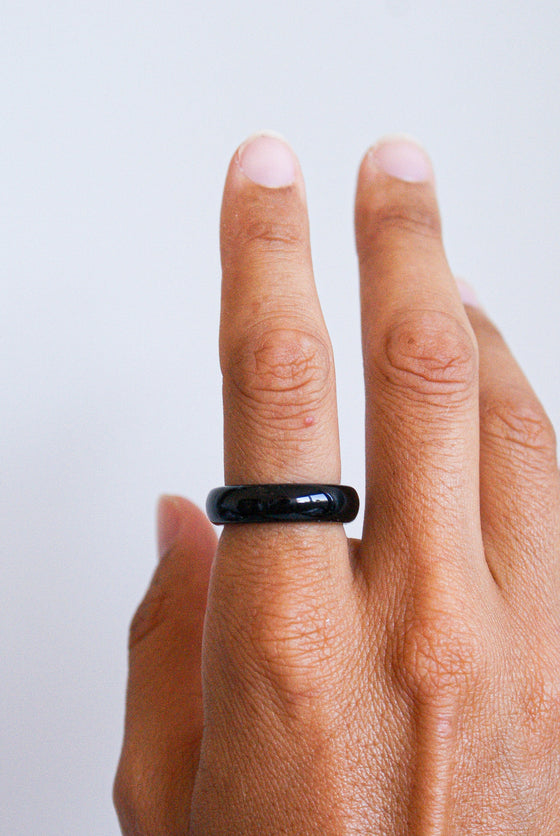 Anillo banda mineral ágata teñida