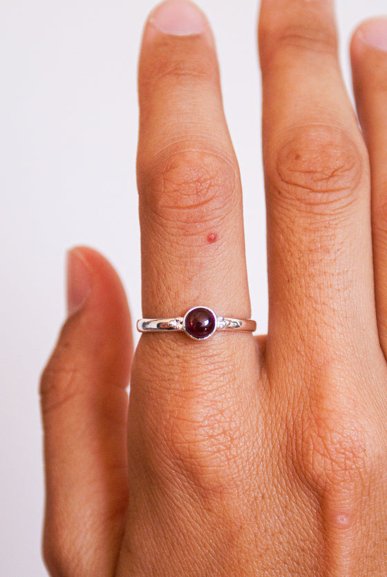 Anillo de granate en plata de ley