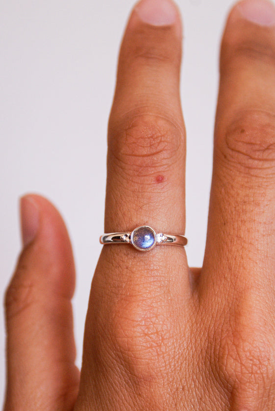 Anillo de Labradorita en plata