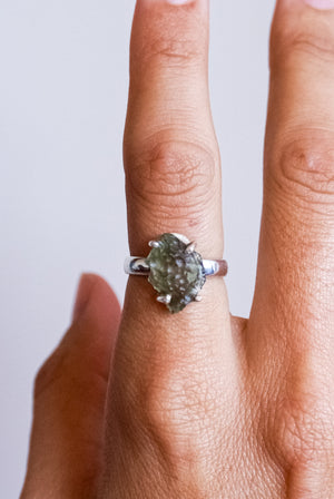Anillo de Moldavita en bruto