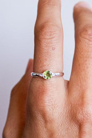 anillo de peridoto en plata de ley