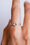 anillo de peridoto en plata de ley