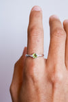 anillo de peridoto en plata de ley