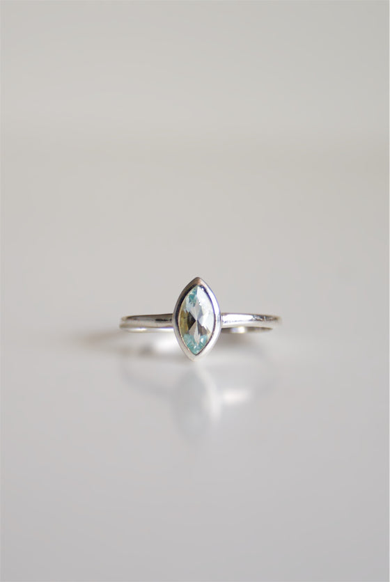 Anillo aura de topacio azul en plata