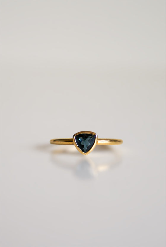 Anillo de Topacio Azul triangular