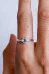 Anillo de topacio azul en plata