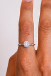 Anillo facetado de piedra luna en plata