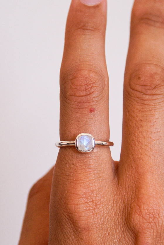 Anillo facetado de piedra luna en plata