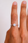 Anillo facetado de piedra luna en plata