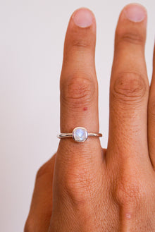  Anillo facetado de piedra luna en plata