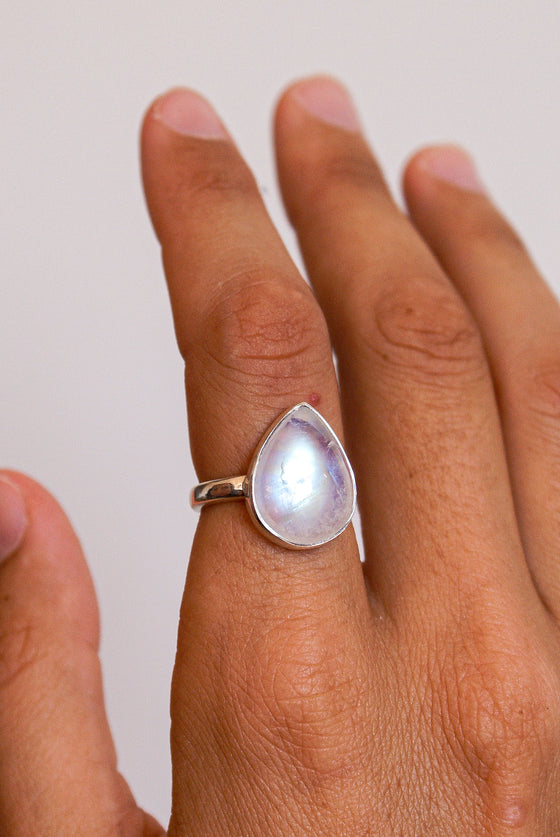 Anillo gota de piedra luna en plata